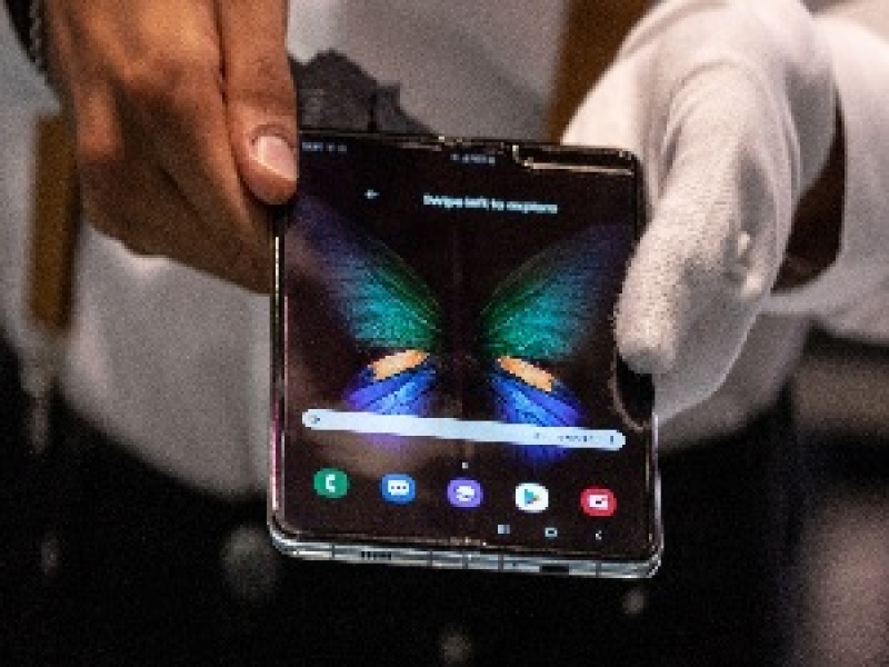 “Samsung” 1 milyon qatlanan smartfon satıb