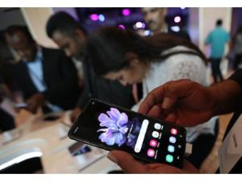 “Samsung Galaxy S20” smartfonunun ekranında problem aşkarlanıb