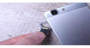 “Samsung” yeni smartfonlarda yaddaş kartlarından imtina edib