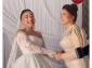 Anasından xeyir-dua alan gəlinin reaksiyası diqqət çəkdi - (Video)