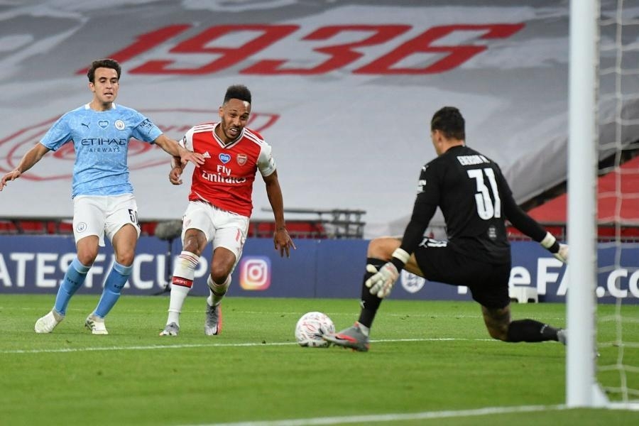 ''Arsenal'' ''Siti''ni udub, finala çıxdı - VİDEO
