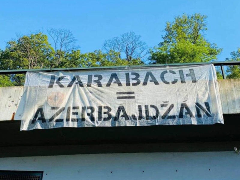 Praqanın mərkəzi körpüsünün üzərindən ''Qarabağ Azərbaycandır!'' posteri asılıb