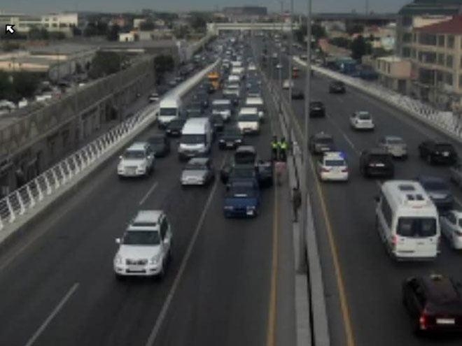 Bakın əsas prospektlərindən birində qəza - Avtobuslar gecikir - FOTO