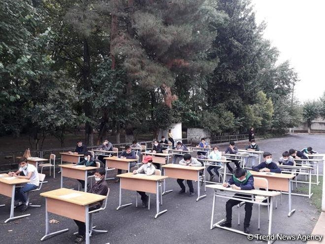 Ağsuda şagirdlər açıq havada imtahan veriblər -  FOTO