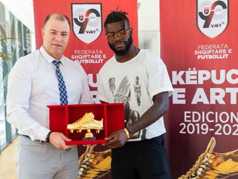 ''Keşlə''nin rəqibinin futbolçusuna ''Qızıl buts'' təqdim olundu