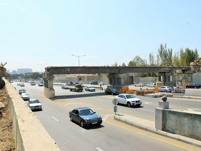 Xırdalan yolunda dəmir yolu körpüsünün söküntüsünə başlanılıb - FOTO