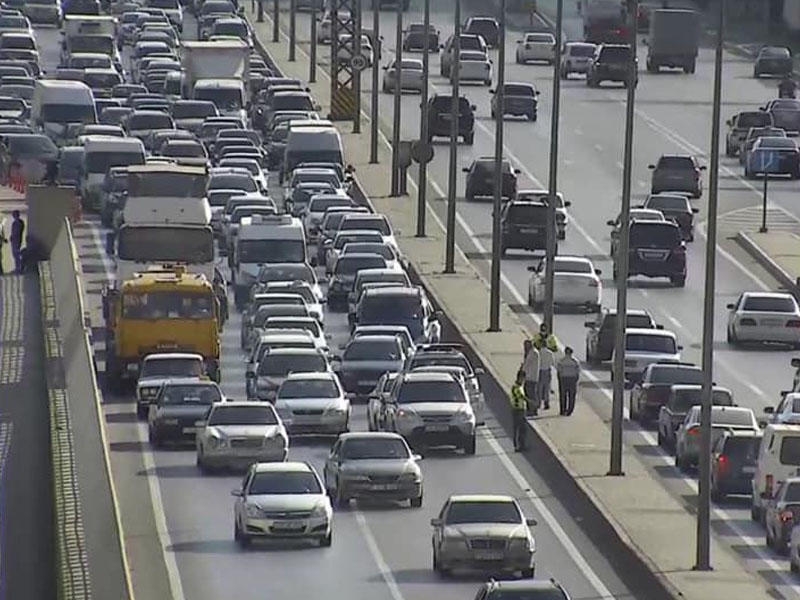 Bakıda yol qəzası növbəti dəfə tıxac yaratdı