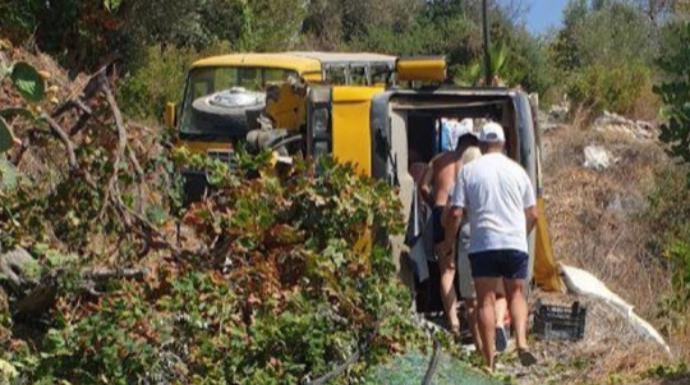 Ağacla toqquşan turist avtobus aşdı; 11 nəfər xəsarət alıb - FOTO