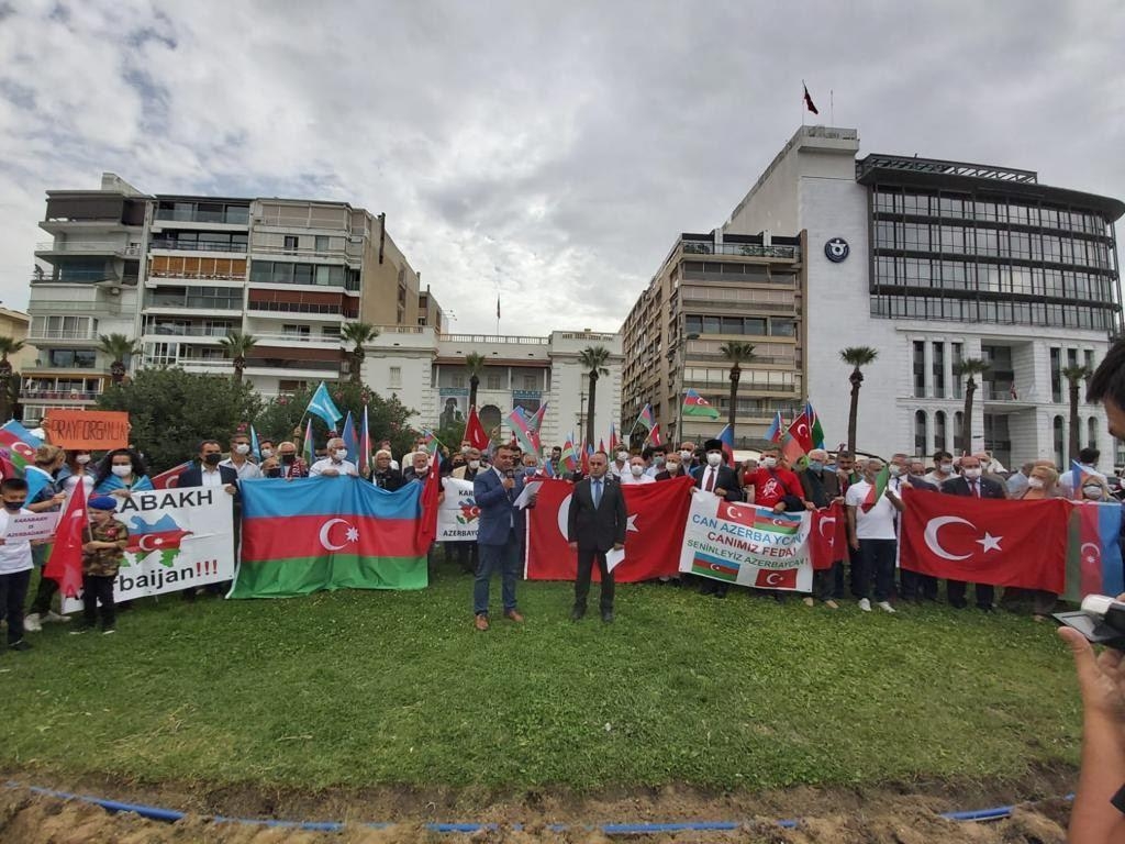 İzmirdə yaşayan soydaşlarımız Gəncədə törədilən terror aktlarına etiraz edir - FOTO