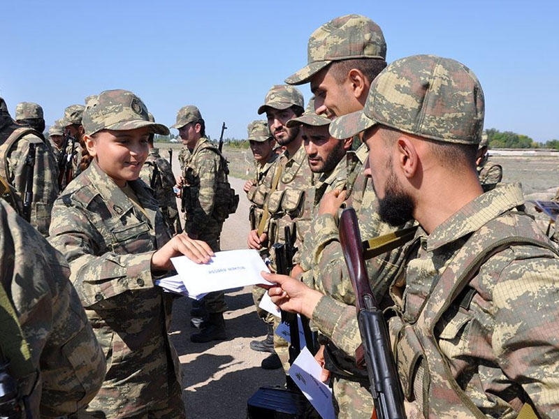 Döyüşlərdə iştirak edən şəxsi heyət arasında aparılan təbliğat və təşviqat işləri davam edir - FOTO