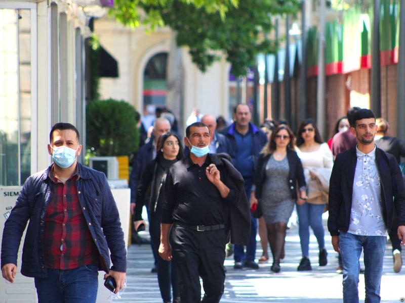 İnsanların yarısı maskanı çənəsində gəzdirir - TƏBİB rəsmisi