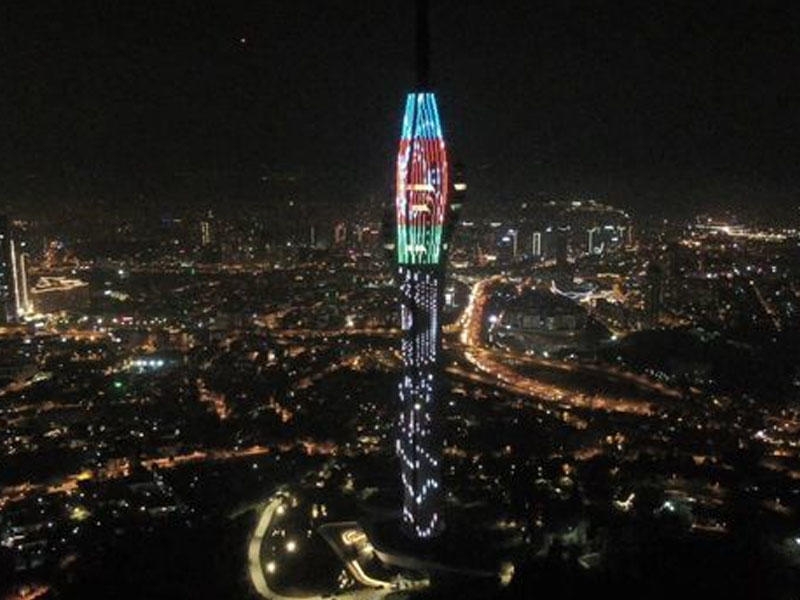 İstanbulda Televiziya və Radio Qülləsi üçrəngli bayrağımızın rənglərinə büründü - FOTO