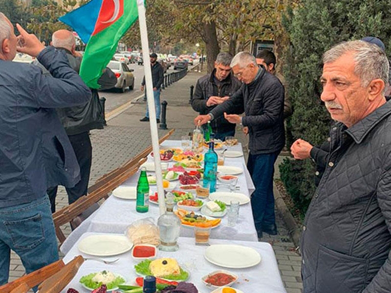 Bakıda restoran sahibindən maraqlı aksiya - FOTO