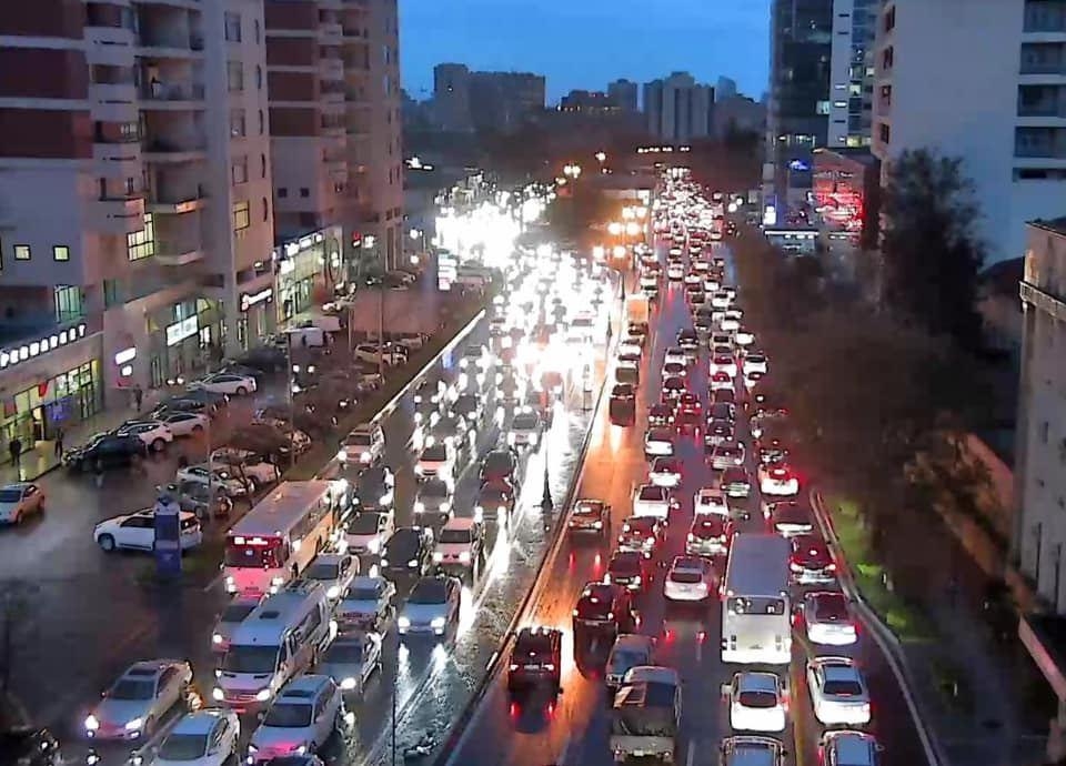 Yağış Bakının bəzi küçə və prospektlərində sıxlıq yaradıb, avtobuslar gecikir - FOTO