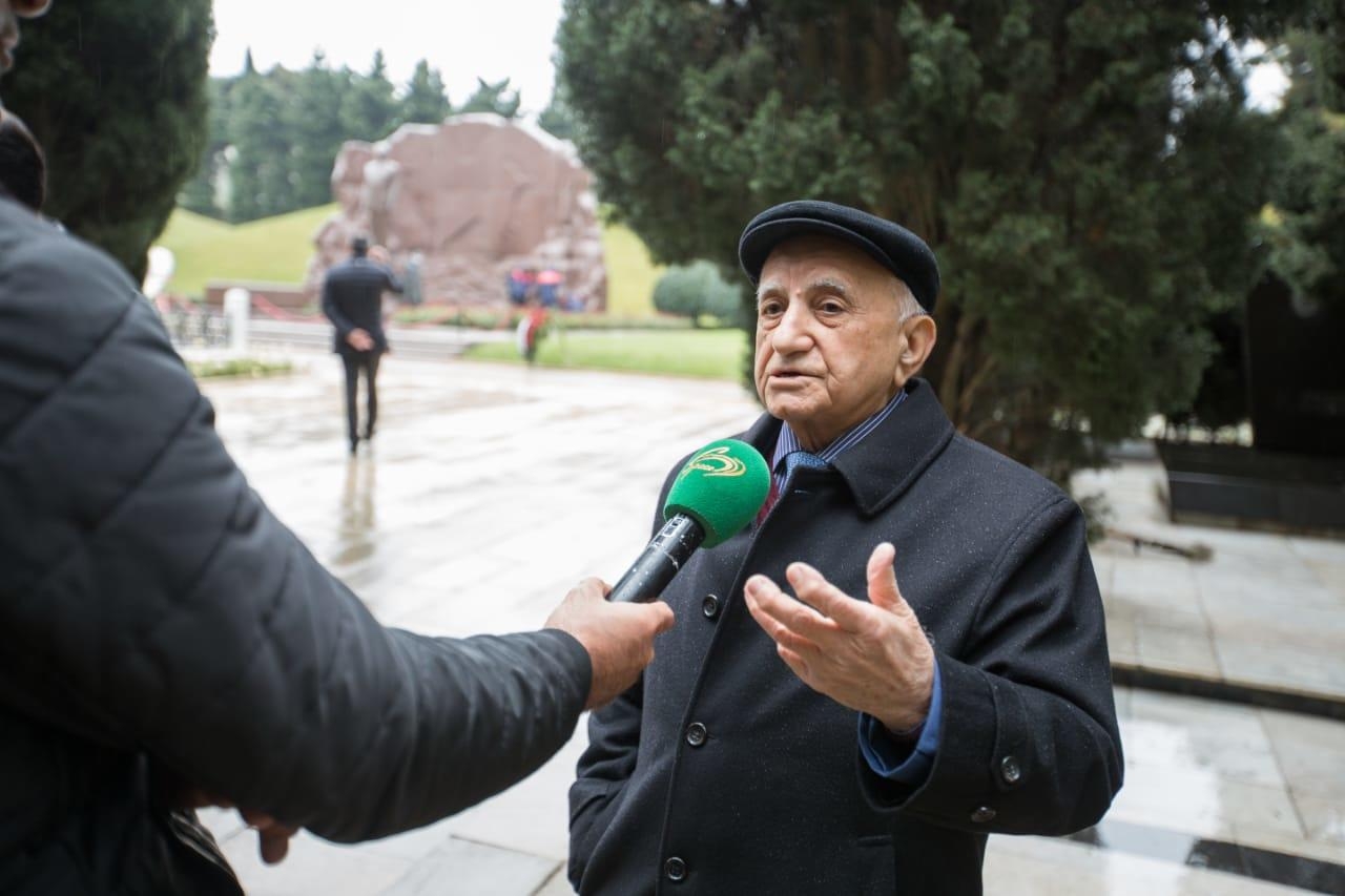 85 yaşlı veteran Silahlı Qüvvələrə Yardım Fonduna 50 000 manat ianə etdi - FOTO