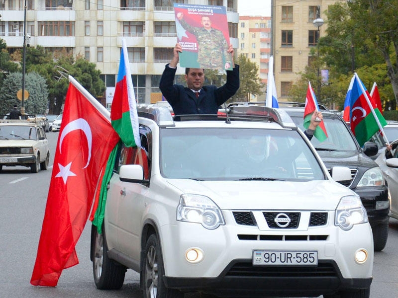 Ağdamın işğaldan azad edilməsi münasibəti ilə Bakıda Qələbə yürüşü keçirilir - FOTO