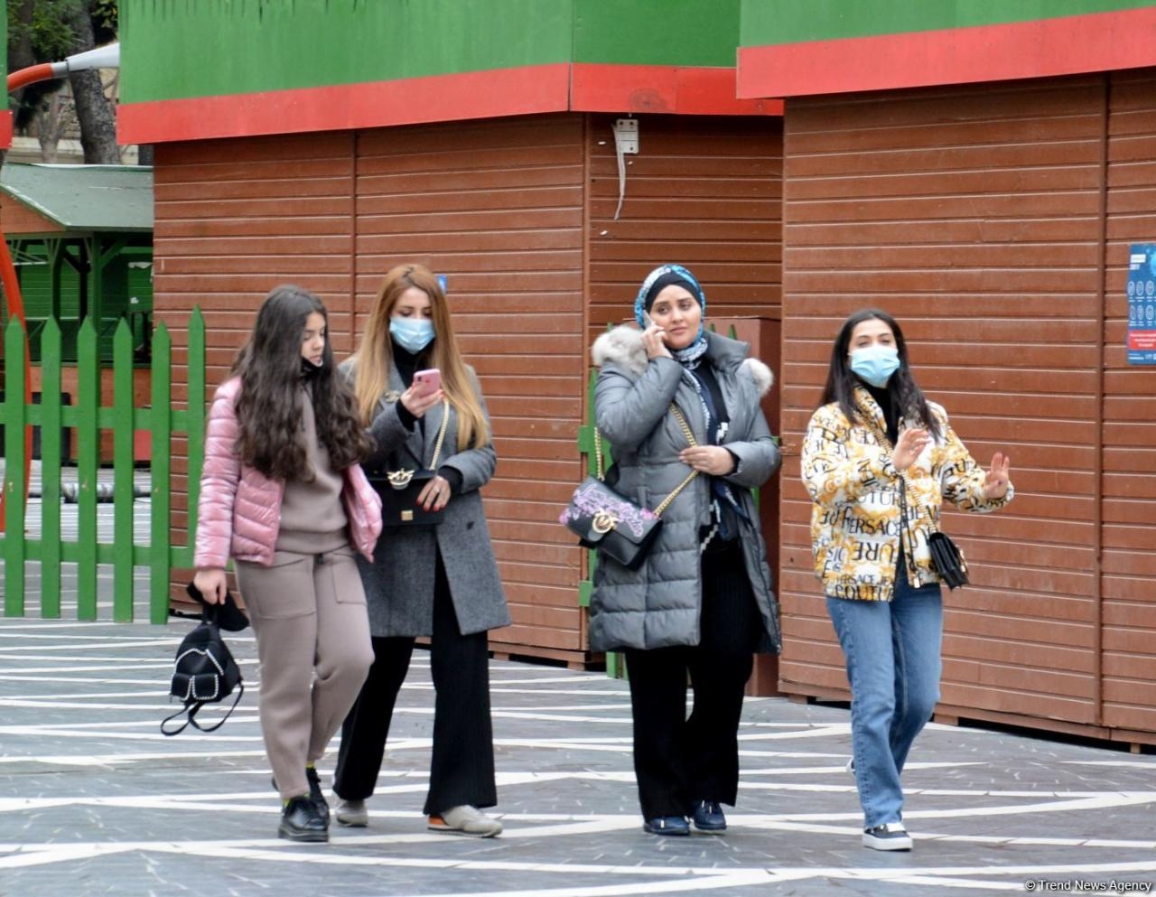 Bu gündən küçədə qoruyucu maskadan istifadə etməyənlər cərimələnəcək - FOTO