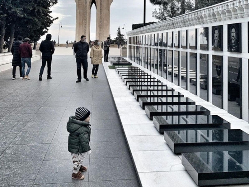 ''Onların qarşısında baş əymək borcundur''