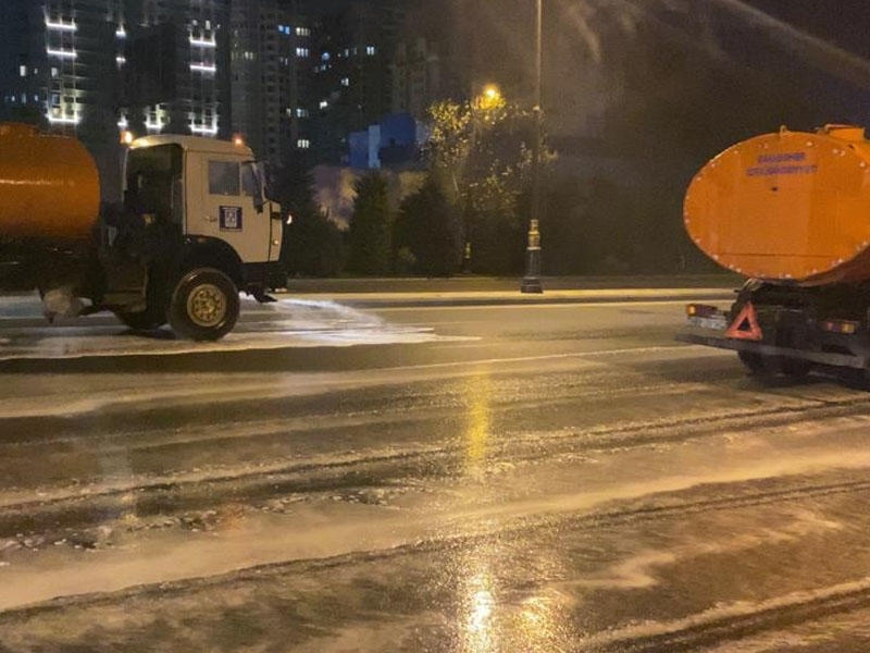 Gecə paraddan sonra yollarda təmizlik-dezinfeksiya işləri aparılıb - VİDEO - FOTO