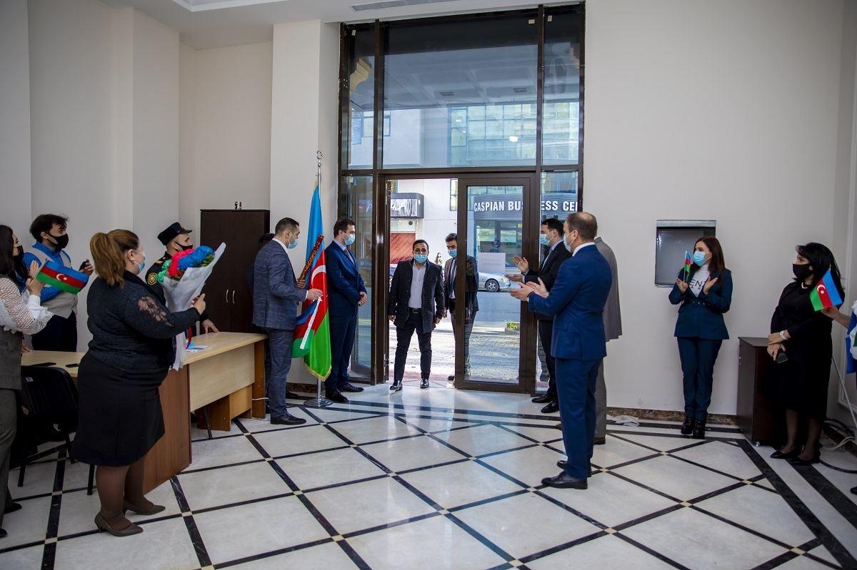Vətən müharibəsi qazisi iş yerində coşqu ilə qarşılandı - FOTO