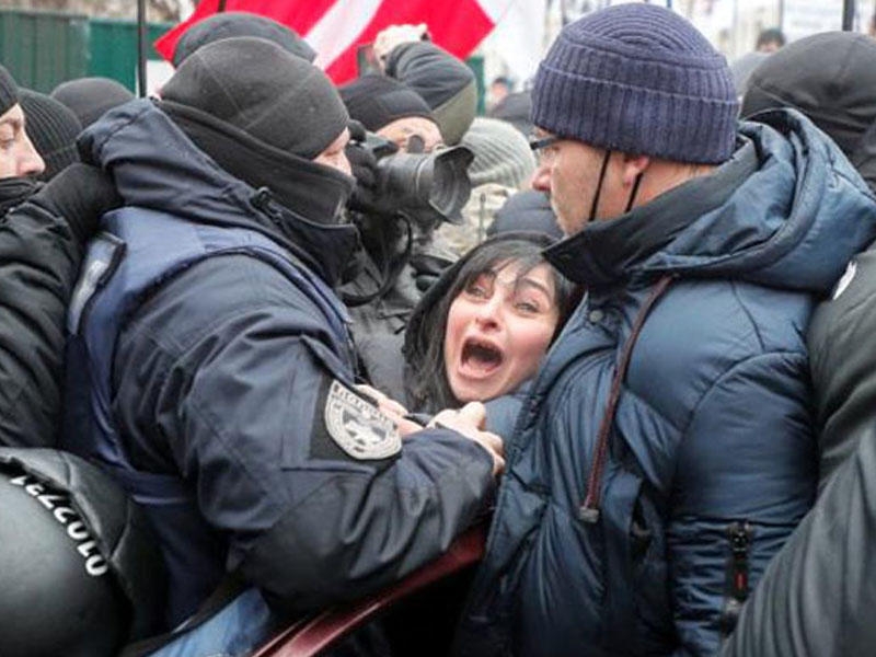 Ukraynada karantinə etirazda 40 polis yaralandı - FOTOlar