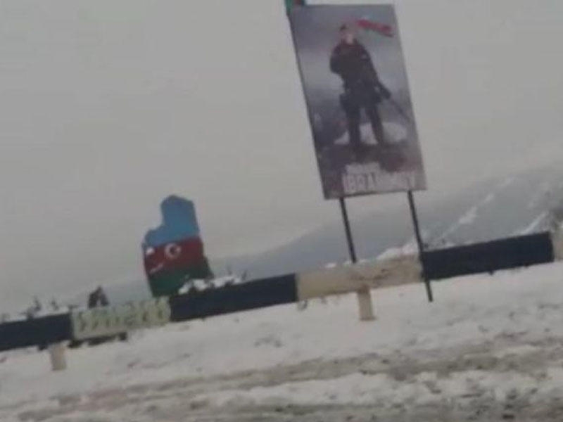 Düşmənin sipər kimi istifadə etdiyi daşın yanında Mübariz İbrahimovun ŞƏKLİ ucaldıldı