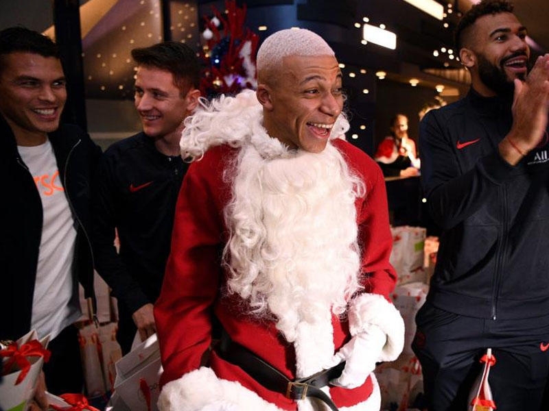 Mbappe Santa Klaus oldu