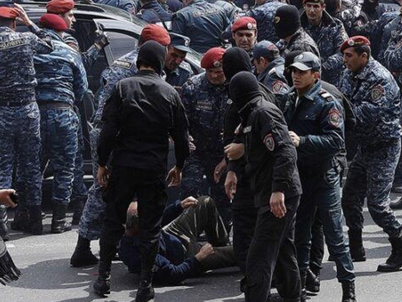 ''Paşinyanı indiki halda ancaq ordu və polis içindəki qüvvələr devirə bilər'' - Politoloq