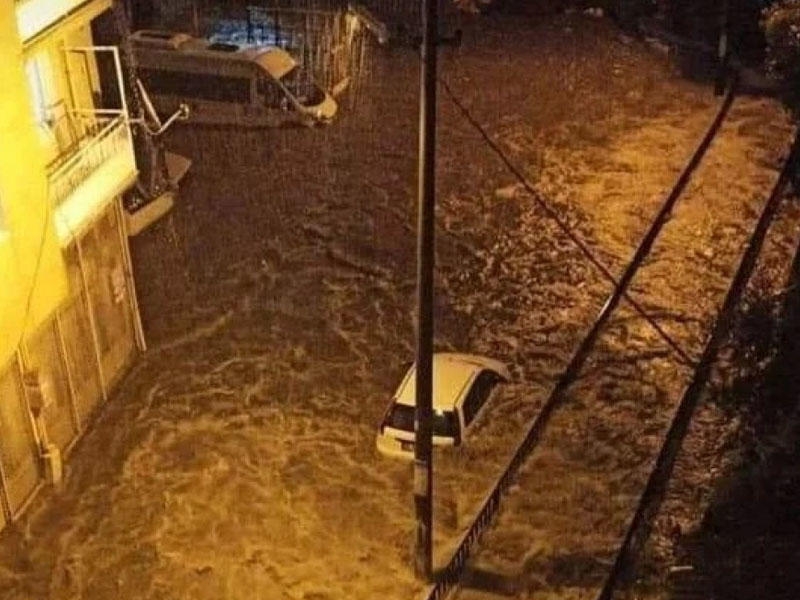 Aramsız leysan yağışları İzmiri cənginə alıb - FOTO