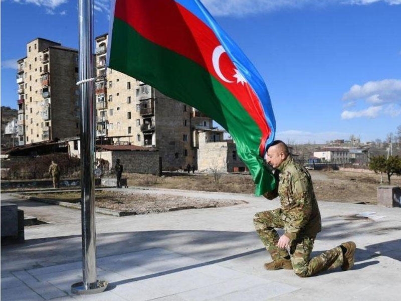 Prezident İlham Əliyev Şuşada Azərbaycan bayrağını ucaltdı - FOTO