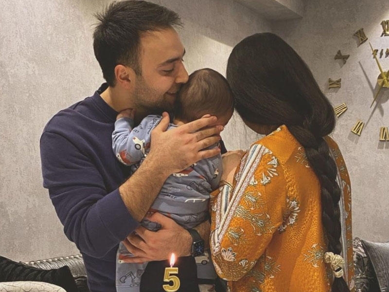 Azad şəkil paylaşıb xanımının üzünü gizlətdi