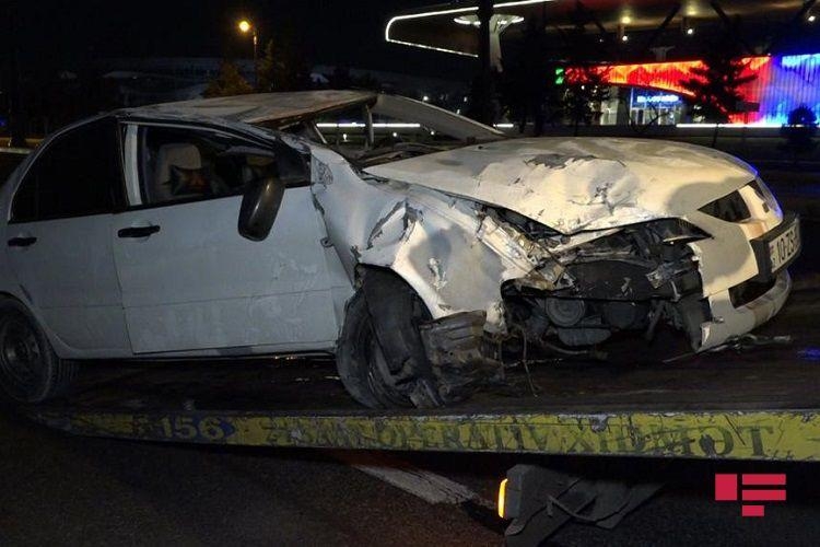 Bakıda avtomobil aşıb, xəsarət alanlar var - FOTO