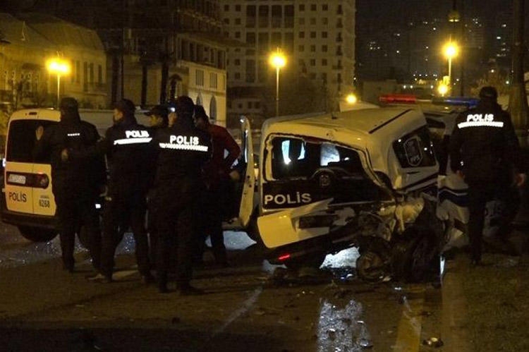 Bakıda polis avtomobili qəzaya uğrayıb - FOTO