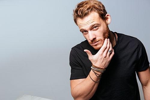 Kerem Bursin gəlinlik geyindi - FOTO