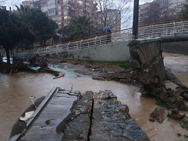 İzmiri su basdı - FOTO