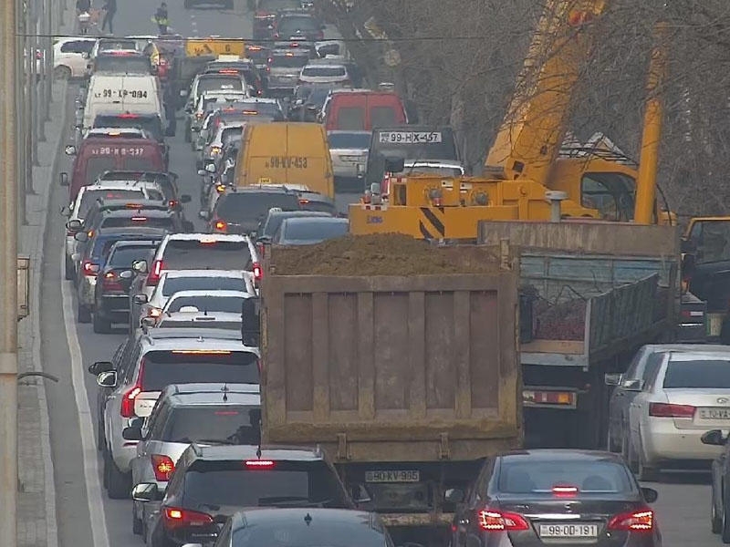 Bakıda qaldırıcı kran yolu bağladı, küçədə tıxac yarandı - FOTO