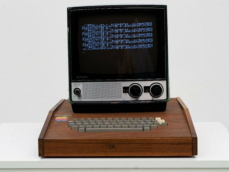 1976-cı il istehsalı Apple 1 kompüteri rekord qiymətə hərraca çıxarılıb