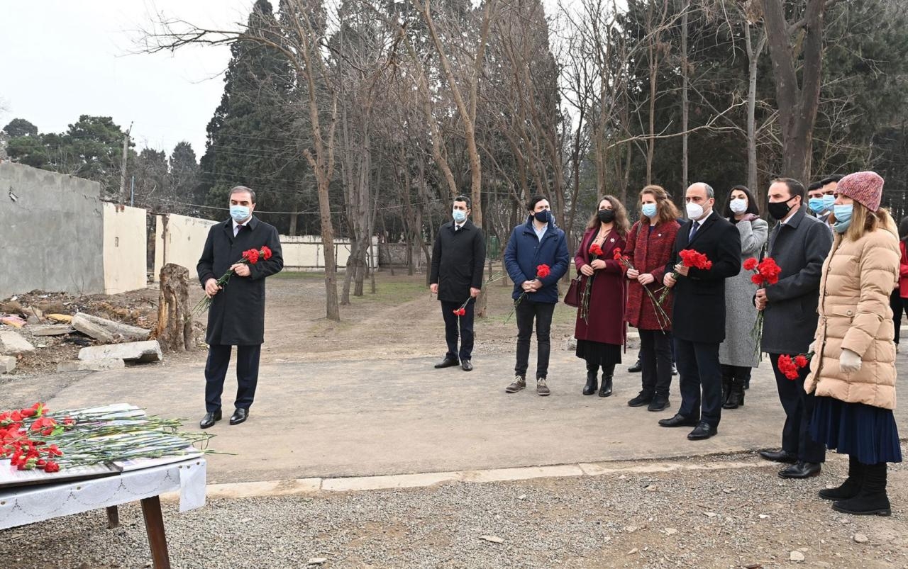 UNICEF və Qırmızı Xaç Komitəsinin nümayəndələri Gəncə və Tərtərdə dağılmış ərazilərdə olublar - FOTO