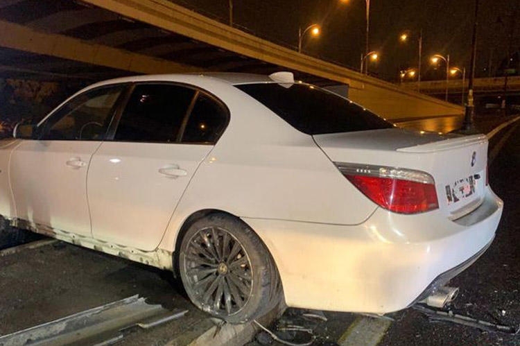 Bakıda BMW səkiyə çırpılıb, xəsarət alan var - FOTO