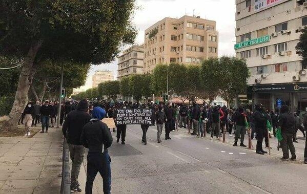 Cənubi Kipr qarışdı: minlərlə insan küçələrdə