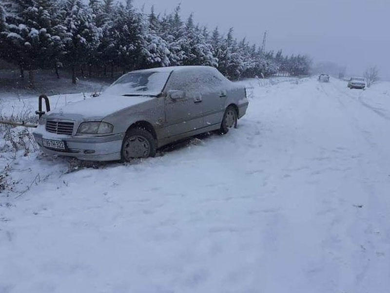 Xudatda idarəetmədən çıxan avtomobil qaz şəbəkəsinə ziyan vurub