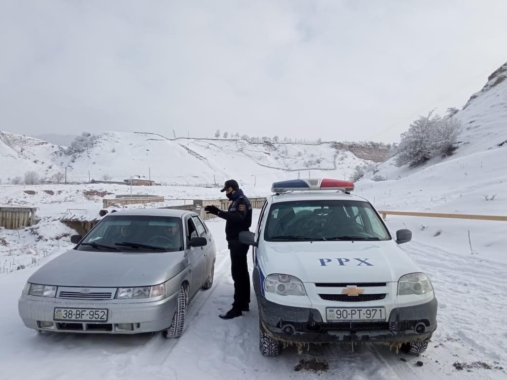 Polisi yollarda qalmış vətəndaşlara köməklik göstərir