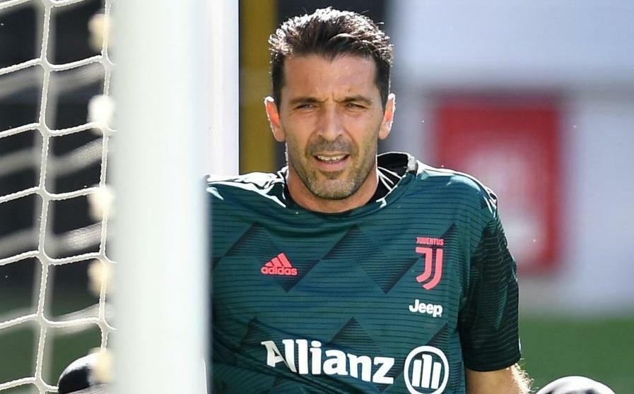 Buffon sıradan çıxdı