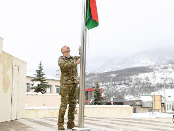 Prezident İlham Əliyev Hadrutda Azərbaycan bayrağını ucaldıb  - FOTO