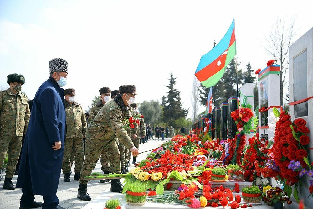 Müdafiə Nazirliyinin rəhbərliyi Bərdədə Şəhidlər xiyabanını ziyarət edib - FOTO