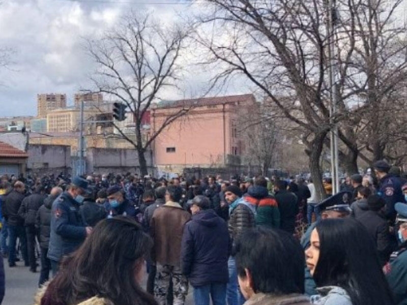 Ermənistan parlamenti önündə etiraz aksiyası keçirildi