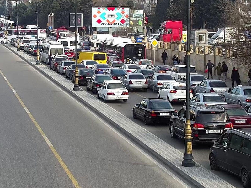 Bakıda tıxac yaranan ərazidə hərəkət bərpa olundu - YENİLƏNİB - FOTO