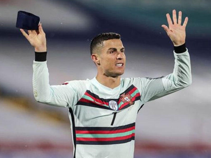 Ronaldonun yerə çırpdığı kapitan sarğısı hərraca çıxarıldı