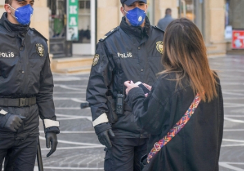 Sərt karantinsiz də əvvəlki normal vəziyyətə qayıtmaq olar -  Azərbaycanlı həkim