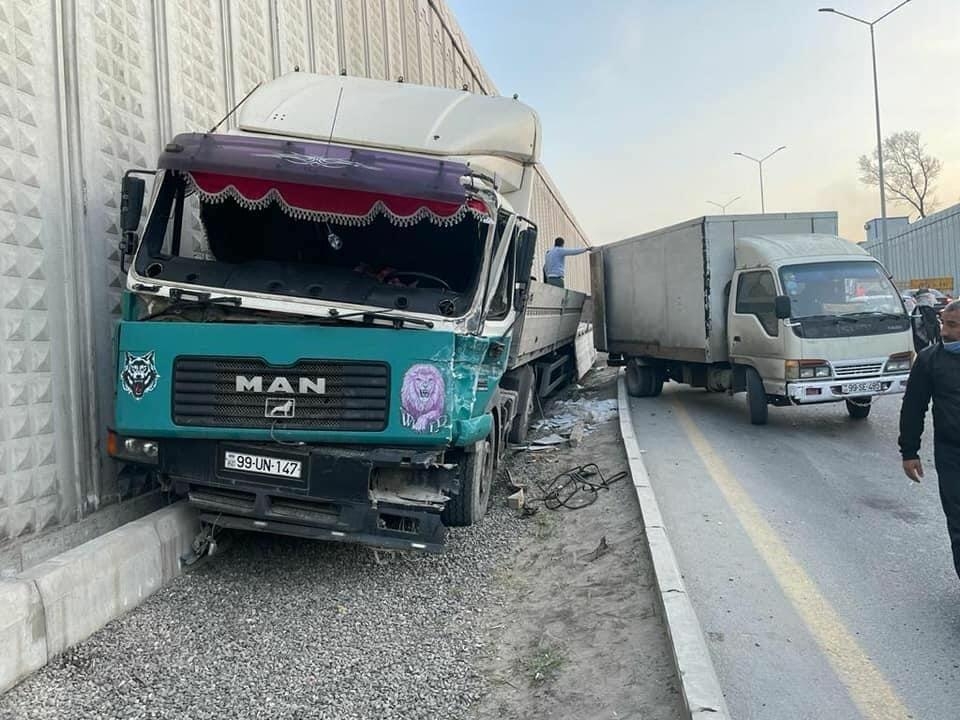 Yük maşınının sürücüsü idarəetməni itirərək yoldan kənara çıxıb - FOTO